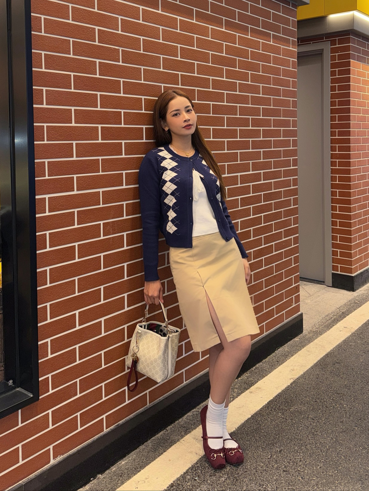 Chi Pu lên đồ theo phong cách nữ sinh trong chuyến du lịch Thẩm Quyến, Trung Quốc cùng bạn thân. Nữ ca sĩ diện cây đồ của một local brand, giá dưới một triệu đồng mỗi món.