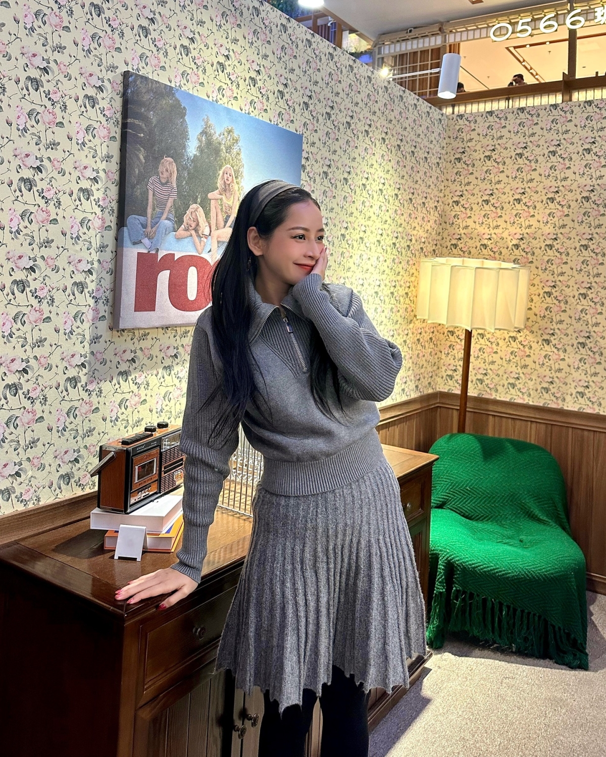 Nhiều trang phục cô mặc tạo xu hướng, được nhiều người hâm mộ hỏi mua theo. Một số thương hiệu được khán giả liên tục bình luận xin giá set Chi Pu.