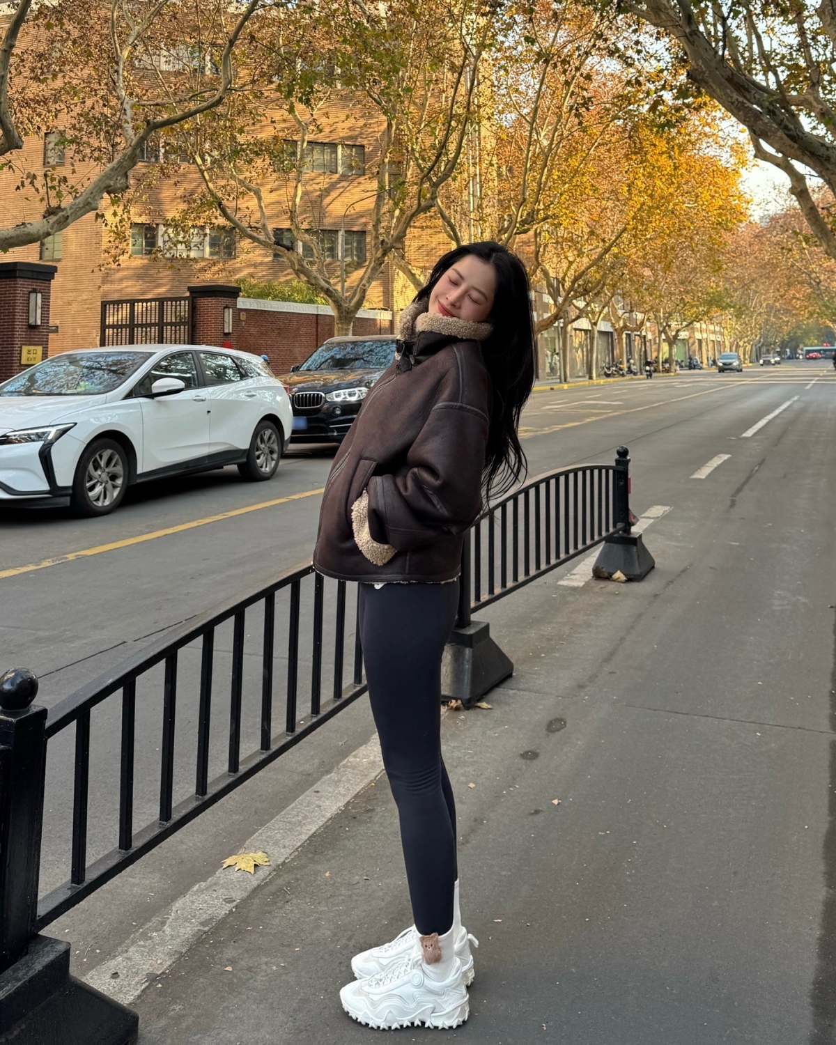 Mỹ nhân sinh năm 1993 phối đồ mùa lạnh đa dạng nhưng có điểm chung là kiểu dáng ít chi tiết cầu kỳ, thiên về phong cách streetwear năng động, trẻ trung, bám sát các xu hướng mốt của giới trẻ.