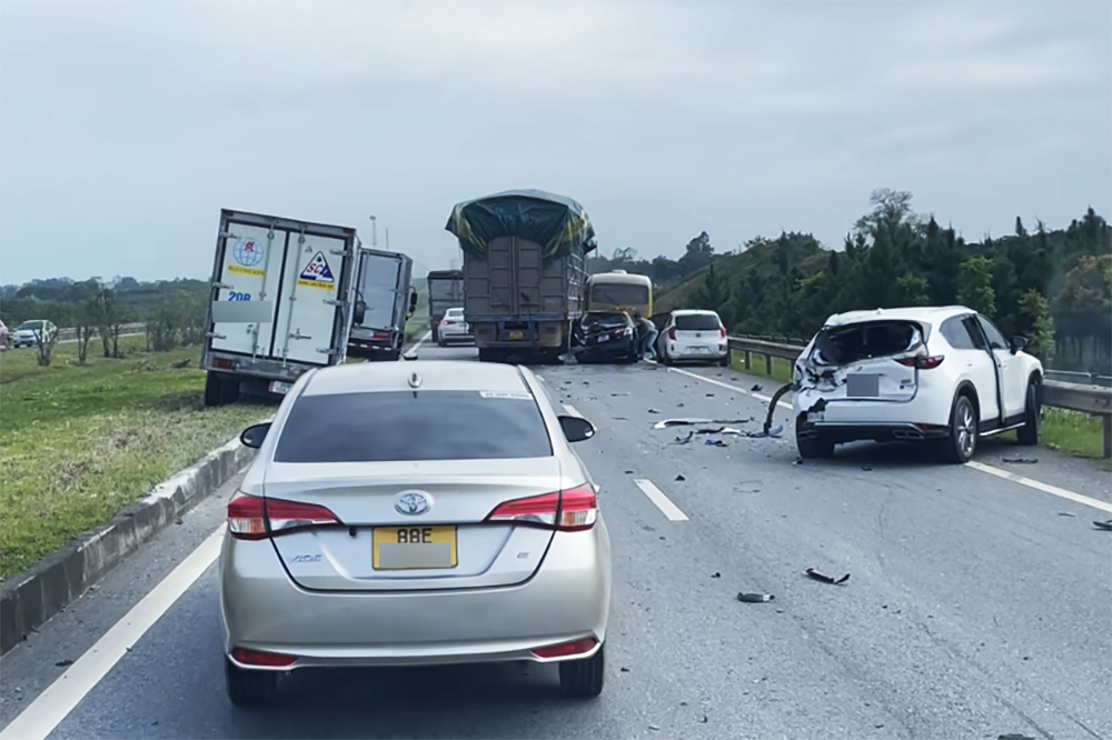 Hiện trường vụ tai nạn giao thông trên cao tốc Hà Nội - Thái Nguyên. Ảnh: N.V.A