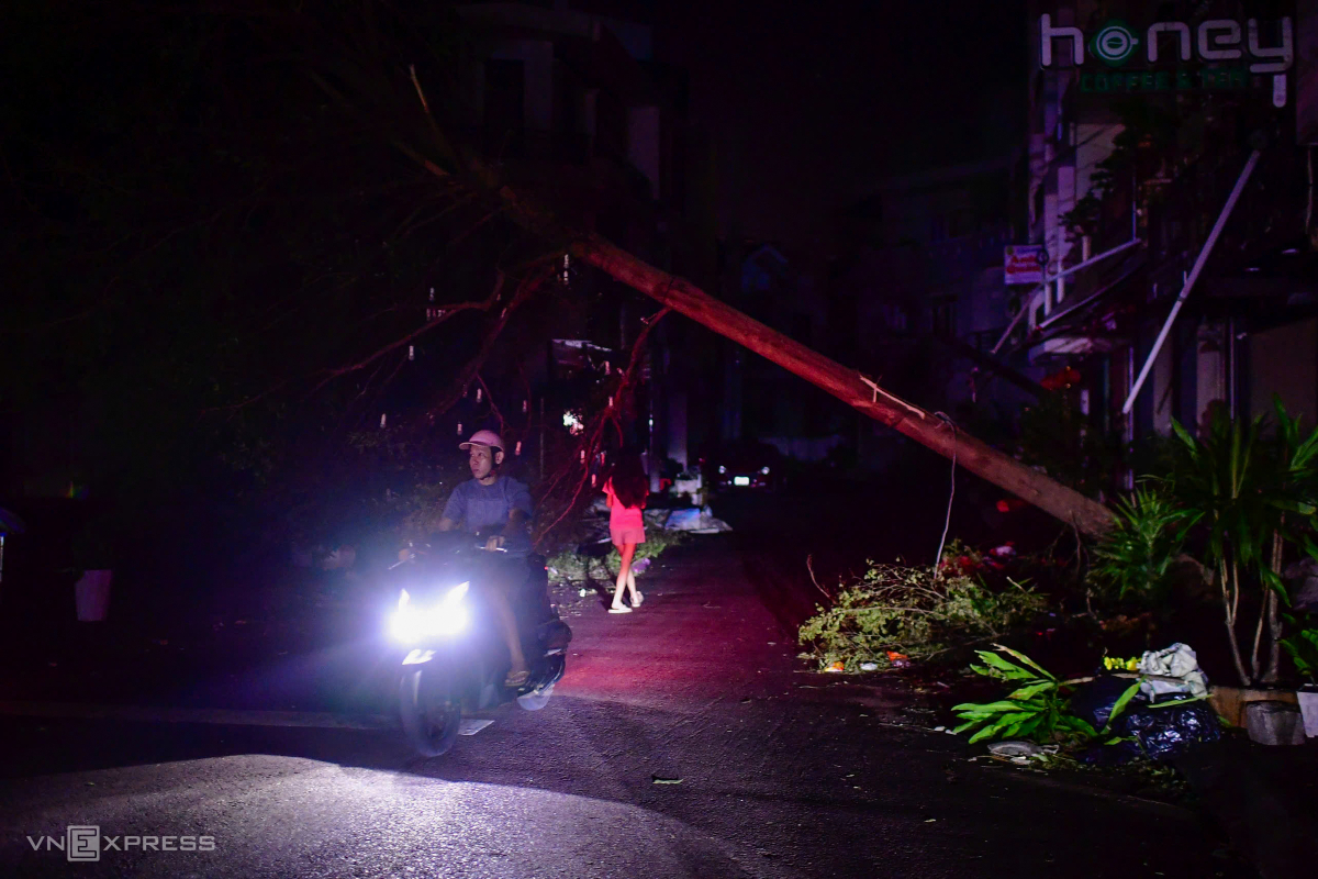 Mất điện khiến việc đi lại ở phường Quy Nhơn gặp nhiều khó khăn, nhiều trụ điện gãy đổ vẫn chưa được dọn dẹp xong.