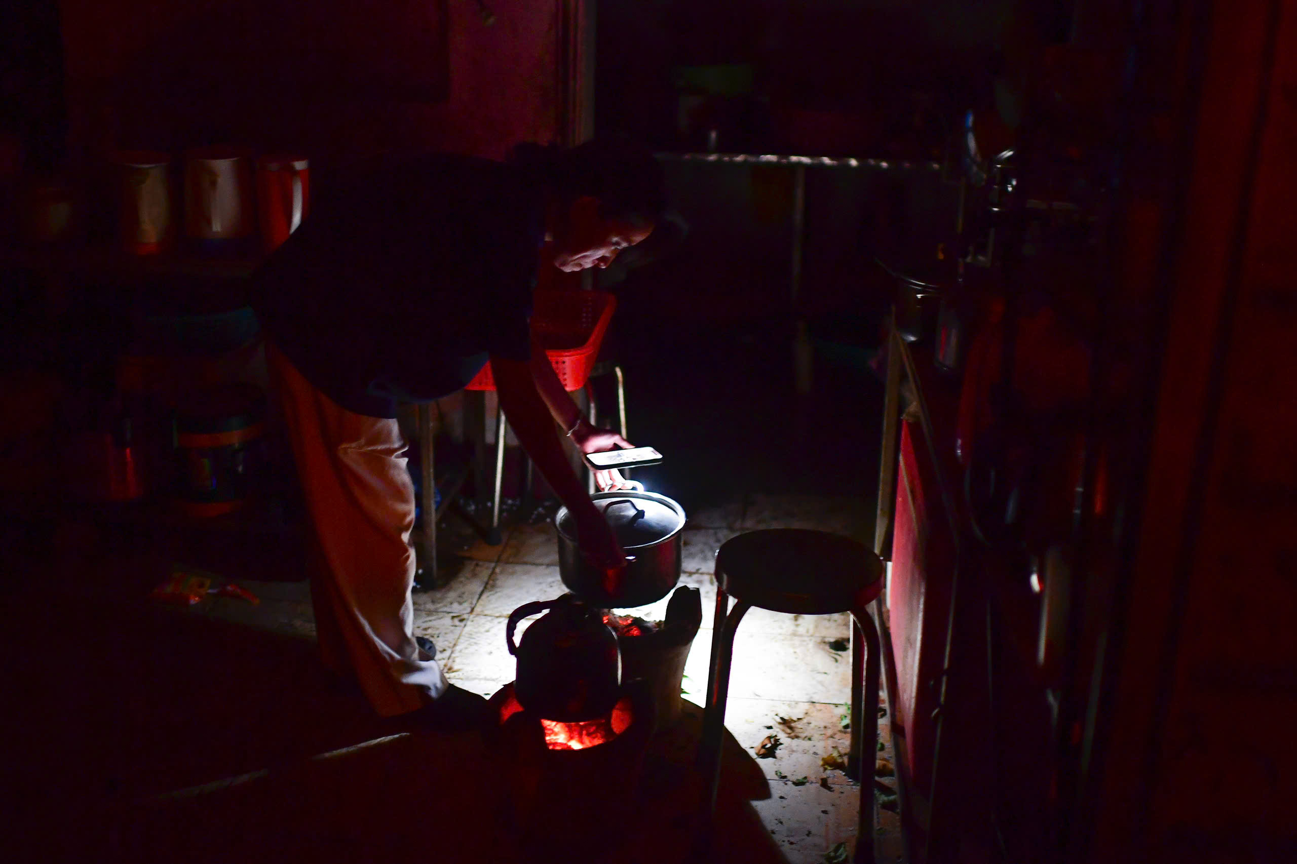 Đêm đầu sau bão không điện ở trung tâm Quy Nhơn - 6