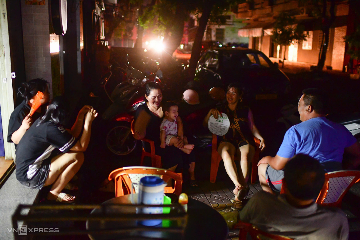 Kế bên, gần chục thành viên trong gia đình chị Ka Lê Mỹ Tâm cũng sinh hoạt trước cổng nhà. Chị cho biết, nhờ chuẩn bị kỹ nên nhà không bị ảnh hưởng nhiều sau bão.