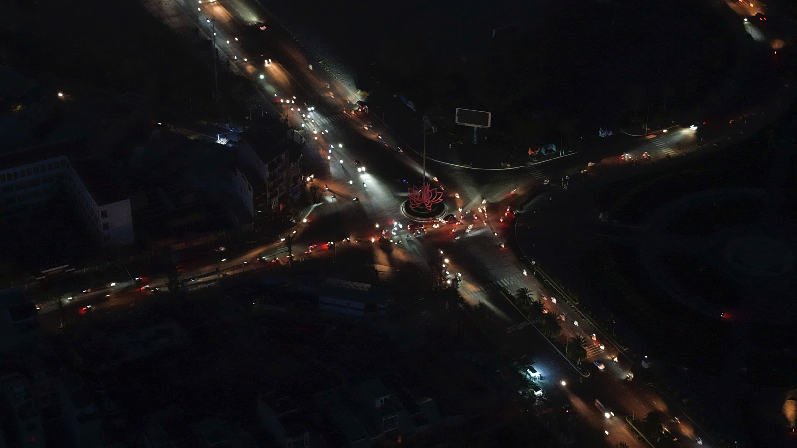 Đêm đầu sau bão không điện ở trung tâm Quy Nhơn - 14