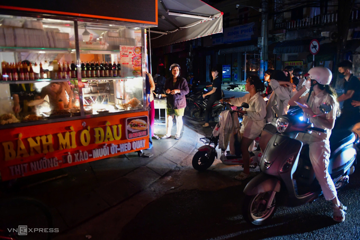 Không có điện, việc nấu nướng trở nên khó khăn, nhiều người phải tìm đến các món ăn nhanh như xôi, bánh mì... Các hàng quán vẫn giữ nguyên giá bán, không xảy ra tình trạng chặt chém.