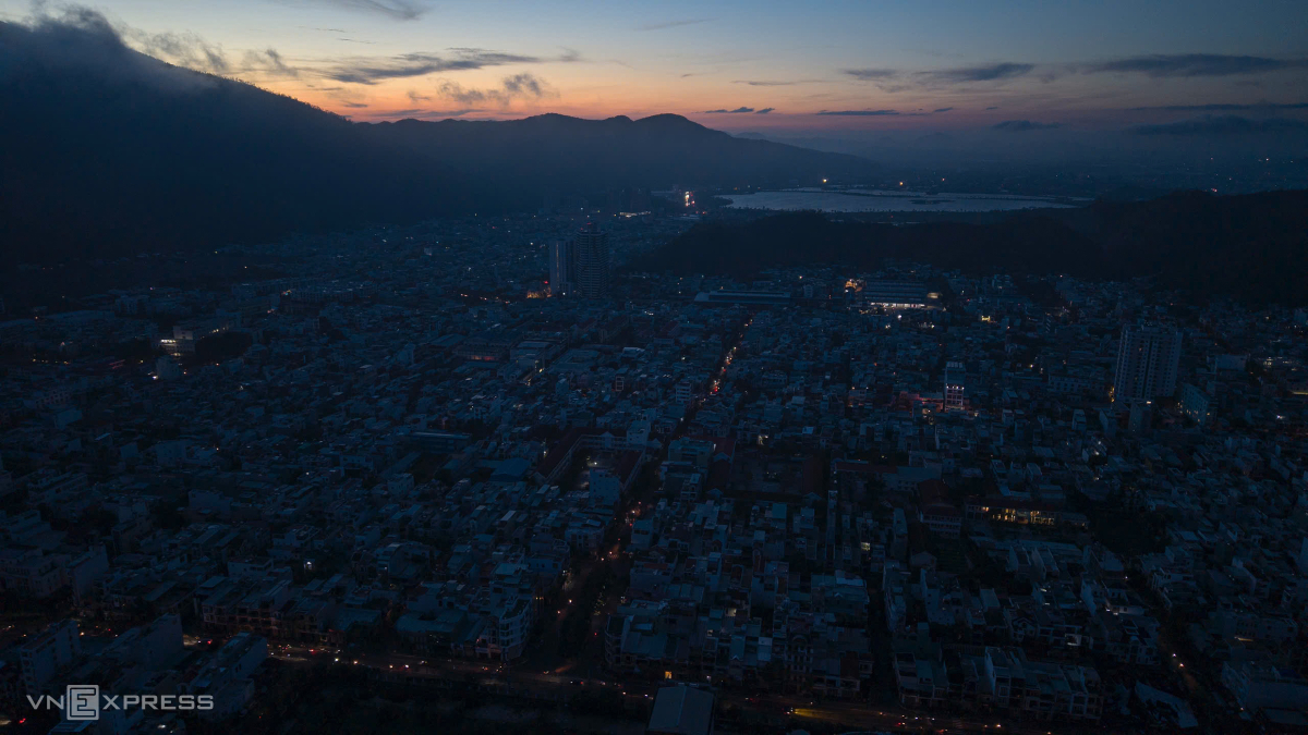 Sau bão Kalmaegi, trung tâm Quy Nhơn – nơi chịu thiệt hại nặng với nhiều hàng quán, khách sạn và nhà dân sập mái, cây cối, bảng quảng cáo gãy đổ – vẫn mất điện trên diện rộng.