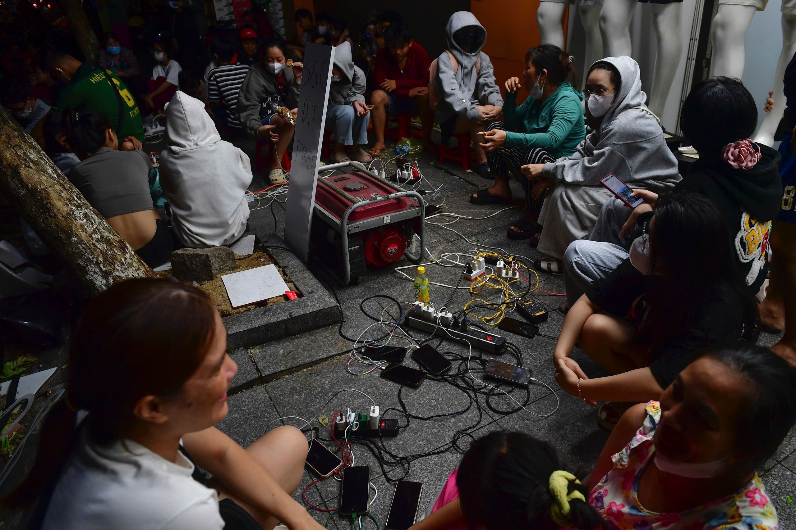 Đêm đầu sau bão không điện ở trung tâm Quy Nhơn - 3