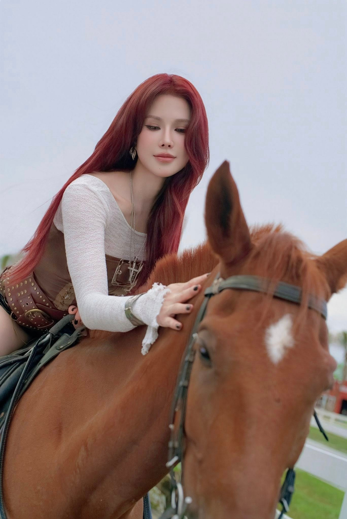 Outfit được hoàn thiện với quần short da màu đen, thắt lưng bản to cá tính và điểm nhấn là chiếc mũ cao bồi rộng vành. Diệp Lâm Anh hoàn thiện set đồ với ủng da cao cổ và phụ kiện lông. (Ảnh: IGNV)