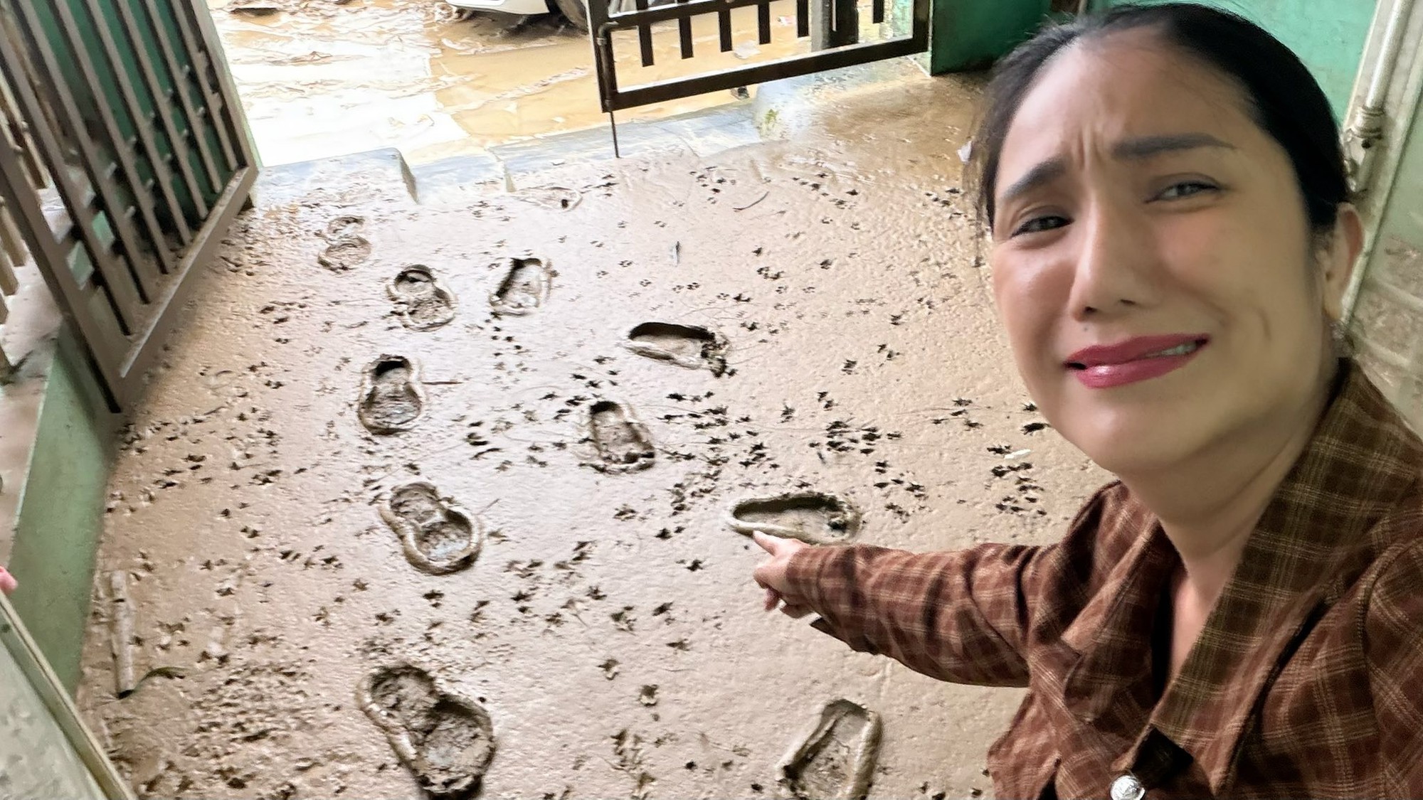 Cô và gia đình đã phải di chuyển ra khách sạn ngủ vì lo lắng bão tiến vào khu vực Nam Trung Bộ.