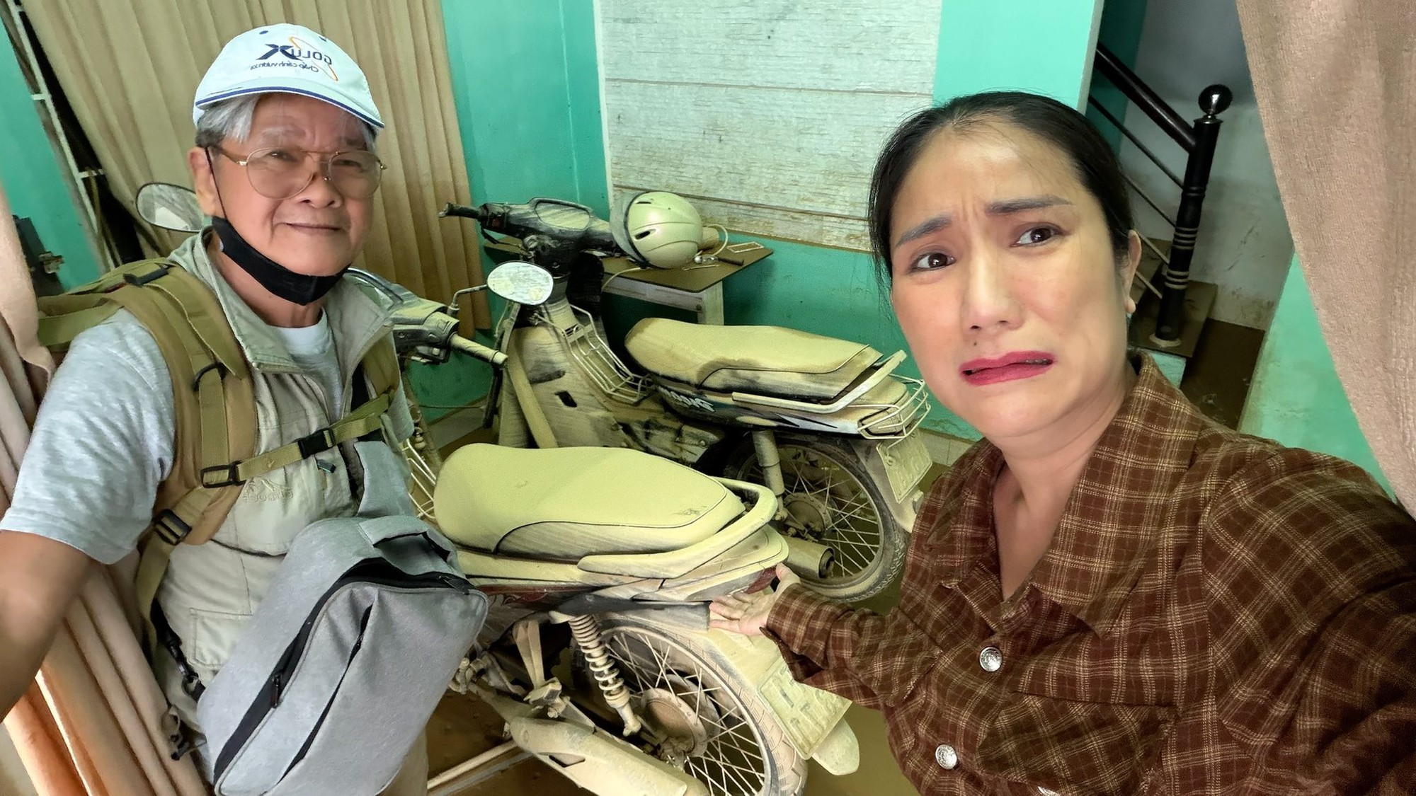 MC Cát Tường tiết lộ nhà ở Huế bị ảnh hưởng nặng sau khi bão lũ đi qua.