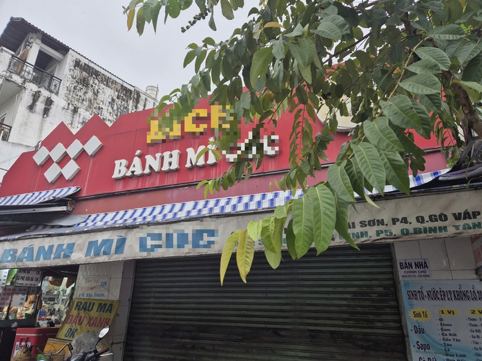 Các bệnh nhân mua bánh mì tại tiệm bánh mì trên đường Nguyễn Thái Sơn, phường Hạnh Thông, TP HCM