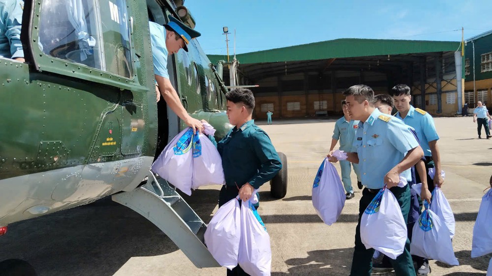 Cơ quan chức năng đã huy động trực thăng ra Đặc khu Lý Sơn tìm kiếm ba người bị trôi dạt trên thuyền thúng.