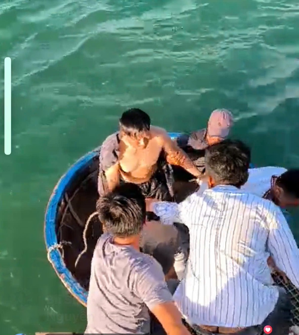 Lực lượng tìm kiếm đưa anh Sanh lên tàu.