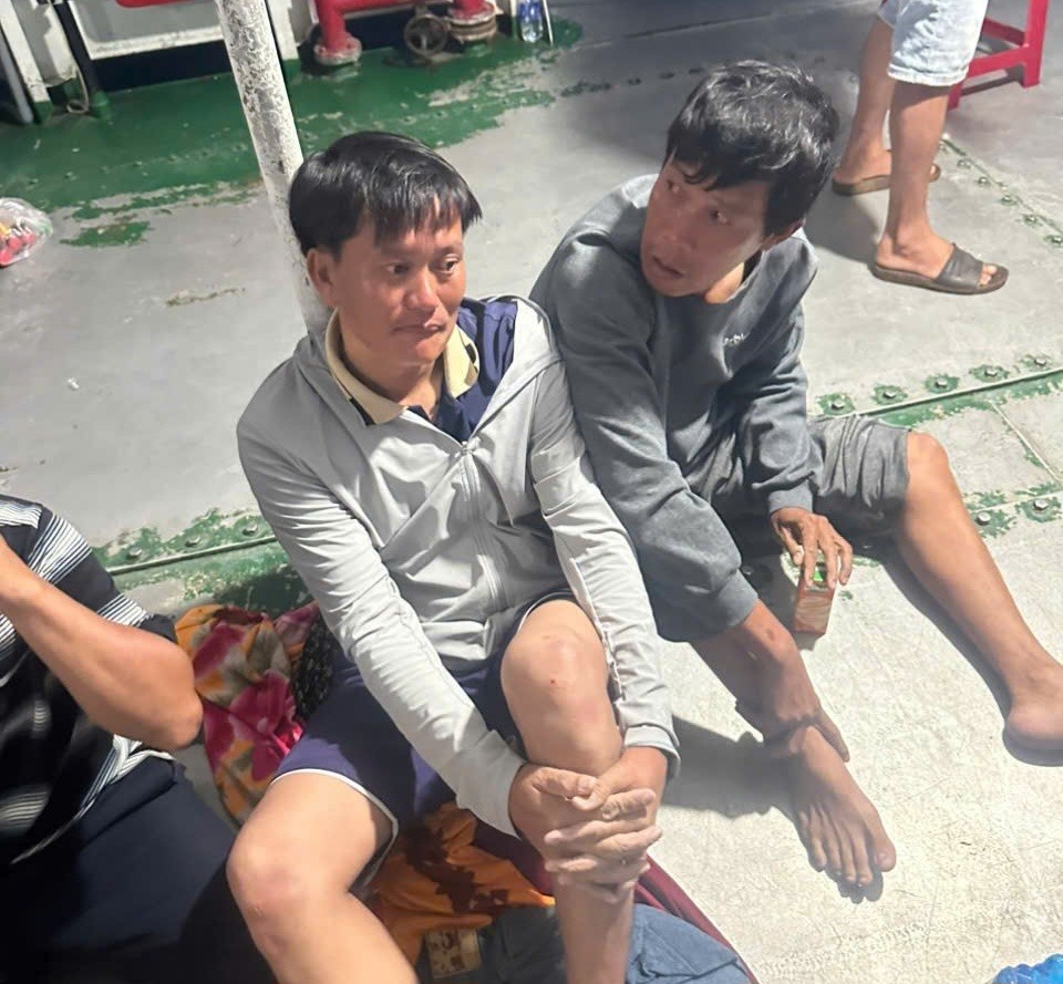 Ông Sanh và ông Quang (áo xám) là hai người chèo thúng ra cứu ông Cường.