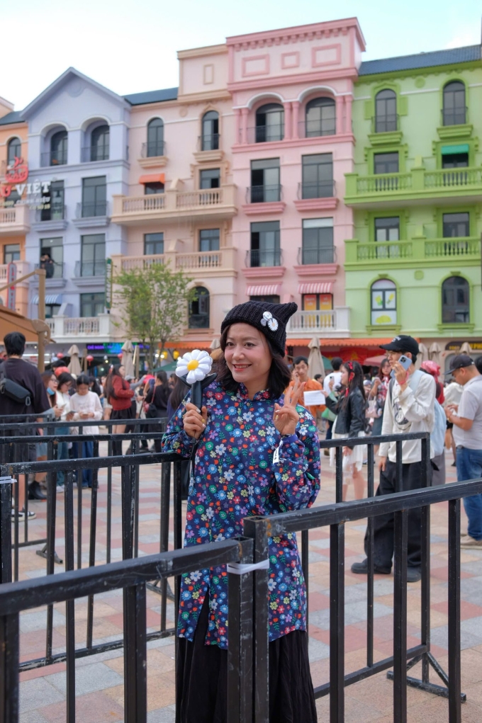 Lần đầu đu idol ở tuổi 49, nữ diễn viên chuẩn bị kỹ lưỡng các phụ kiện họa tiết hoa cúc thiếu cánh là biểu tượng của G-Dragon.