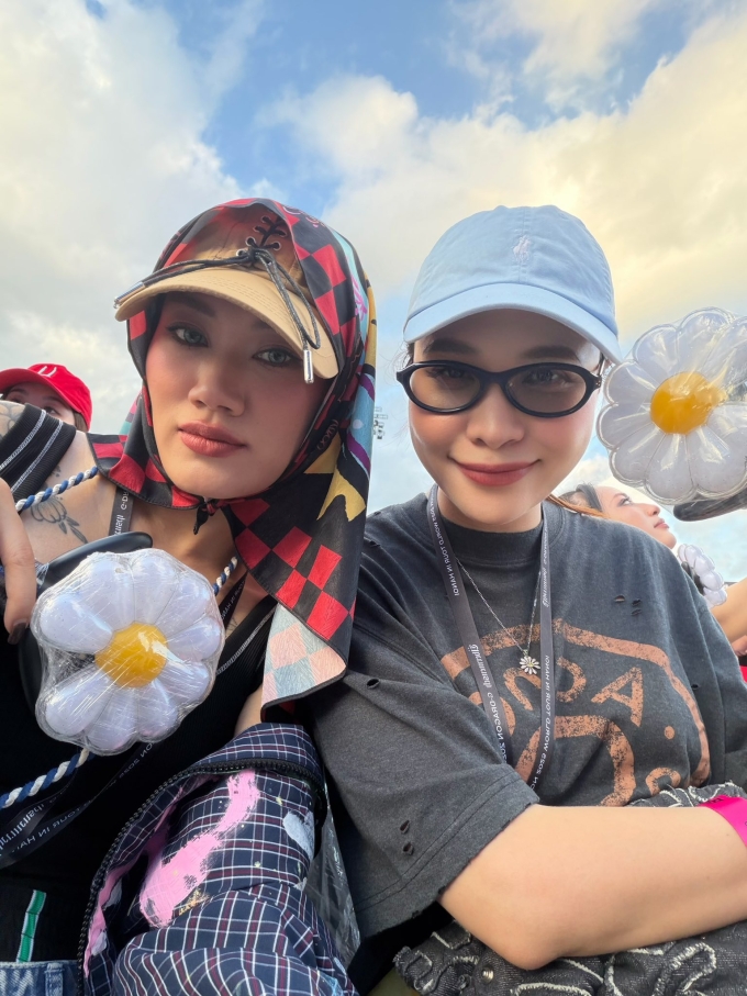 Nhiều sao Việt cùng hàng nghìn fan của nam ca sĩ Hàn Quốc đổ về một khu đô thị tại Hưng Yên để theo dõi concert G-Dragon 2025 World Tour [Übermensch] in Hanoi, tối 8/11. Đàm Thu Trang cũng đi đu idol, cùng bạn thân là stylist Pông Chuẩn.