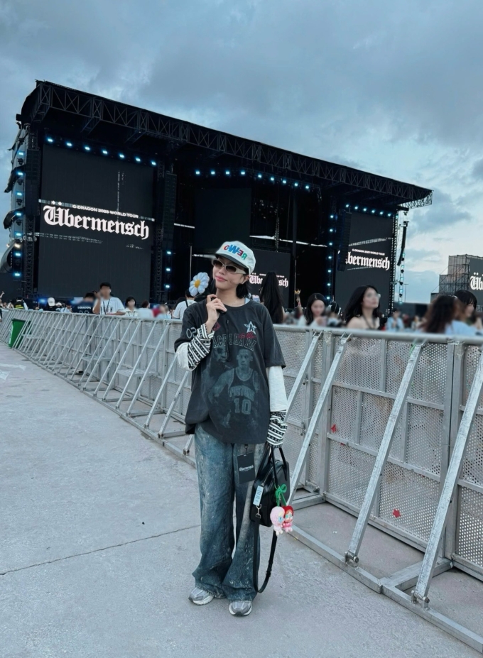 Nữ diễn viên cũng mang theo sticker hoa cúc đi cổ vũ G-Dragon.