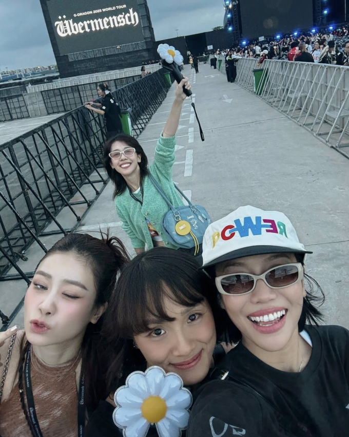 Trước đó, Diệu Nhi đăng ảnh chưa qua chỉnh sửa của bạn bè lên mạng xã hội vì nóng lòng check-in concert của thần tượng.