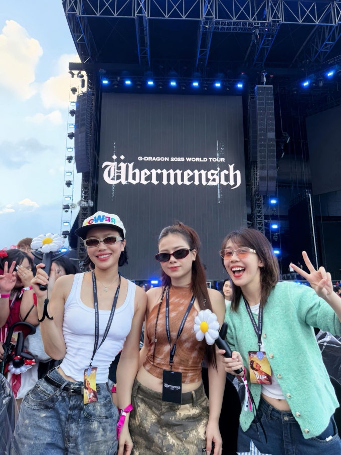 Diễn viên Diệu Nhi đi cùng ca sĩ Dương Hoàng Yến và Hậu Hoàng. Dương Hoàng Yến còn hài hước bóp eo nhỏ xíu cho Diệu Nhi theo nguyện vọng của nữ diễn viên khi đăng ảnh lên trang cá nhân.