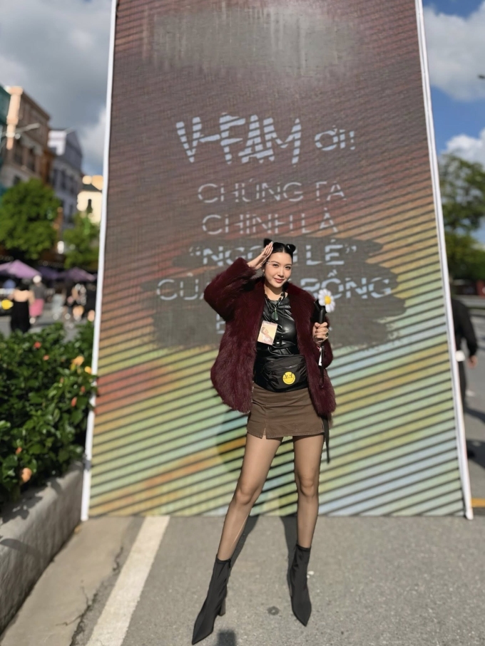 Á hậu Thúy Vân cũng bay từ TP HCM ra Hà Nội dự concert của thần tượng.