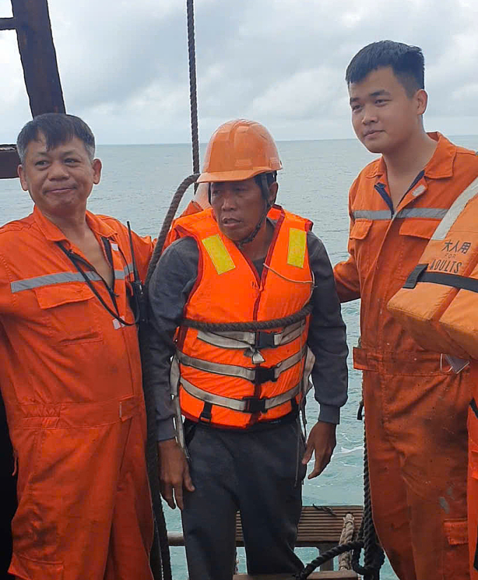 Ông Quang (giữa) được đưa từ tàu Hải Nam 39 sang tàu An Vĩnh Express. Ảnh: Thuyền viên tàu cung cấp