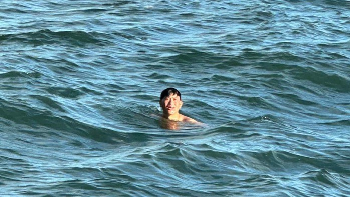 Ông Lê Văn Sanh lúc được tìm thấy trên biển