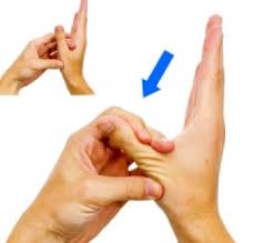 Cách thực hiện giãn cơ gốc ngón tay cái.