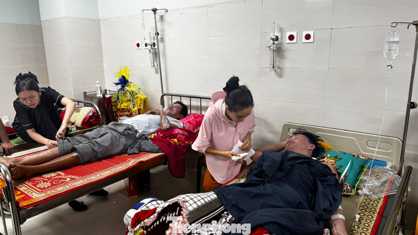 Ba người đang được chăm sóc sức khỏe tại Trung tâm Quân dân y kết hợp đảo Lý Sơn.