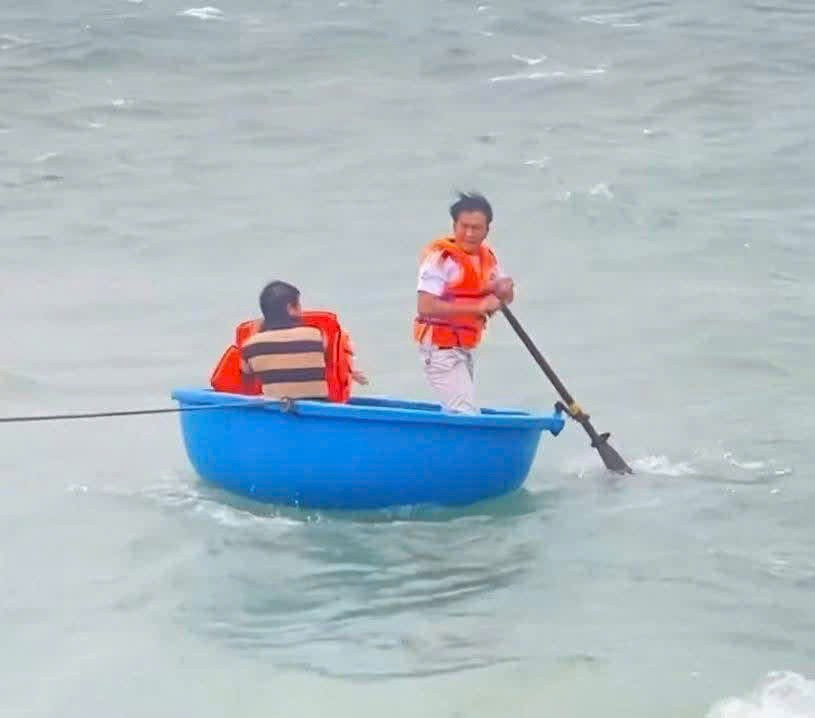 Cảnh anh Sanh và anh Quang lao ra cứu anh C. giữa sóng gió bão số 13.