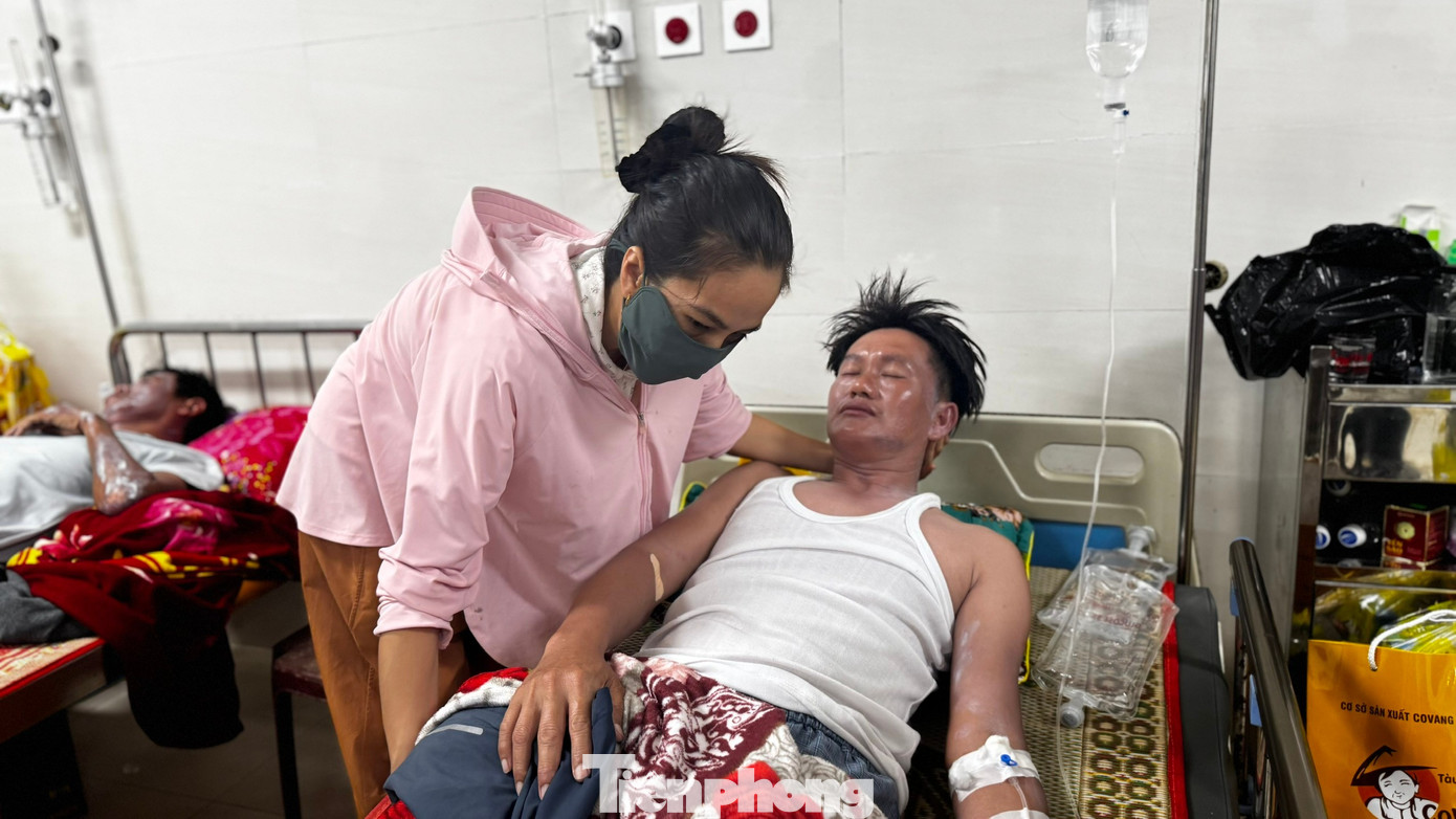 Chị Nguyễn Thị Hà (vợ) chăm anh Sanh trong bệnh viện.