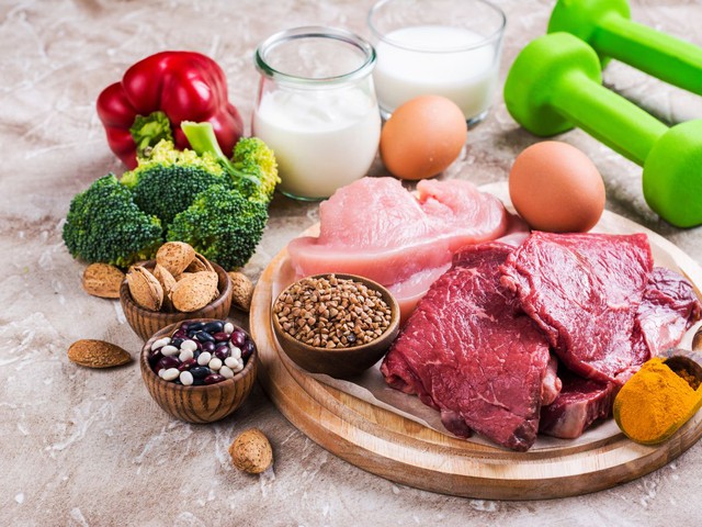 Muốn tăng cân khỏe mạnh, bạn cần tăng lượng thực phẩm giàu calo trong bữa ăn hàng ngày.