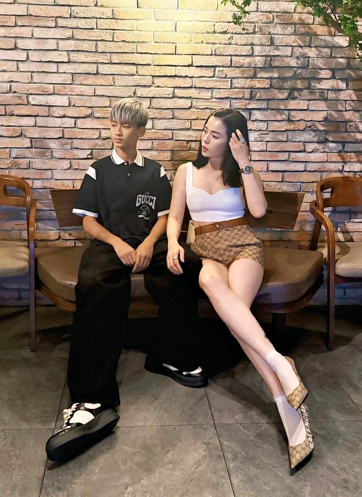 Tủ đồ của cậu còn có chiếc áo polo của Gucci lấy cảm hứng từ phong cách preppy.