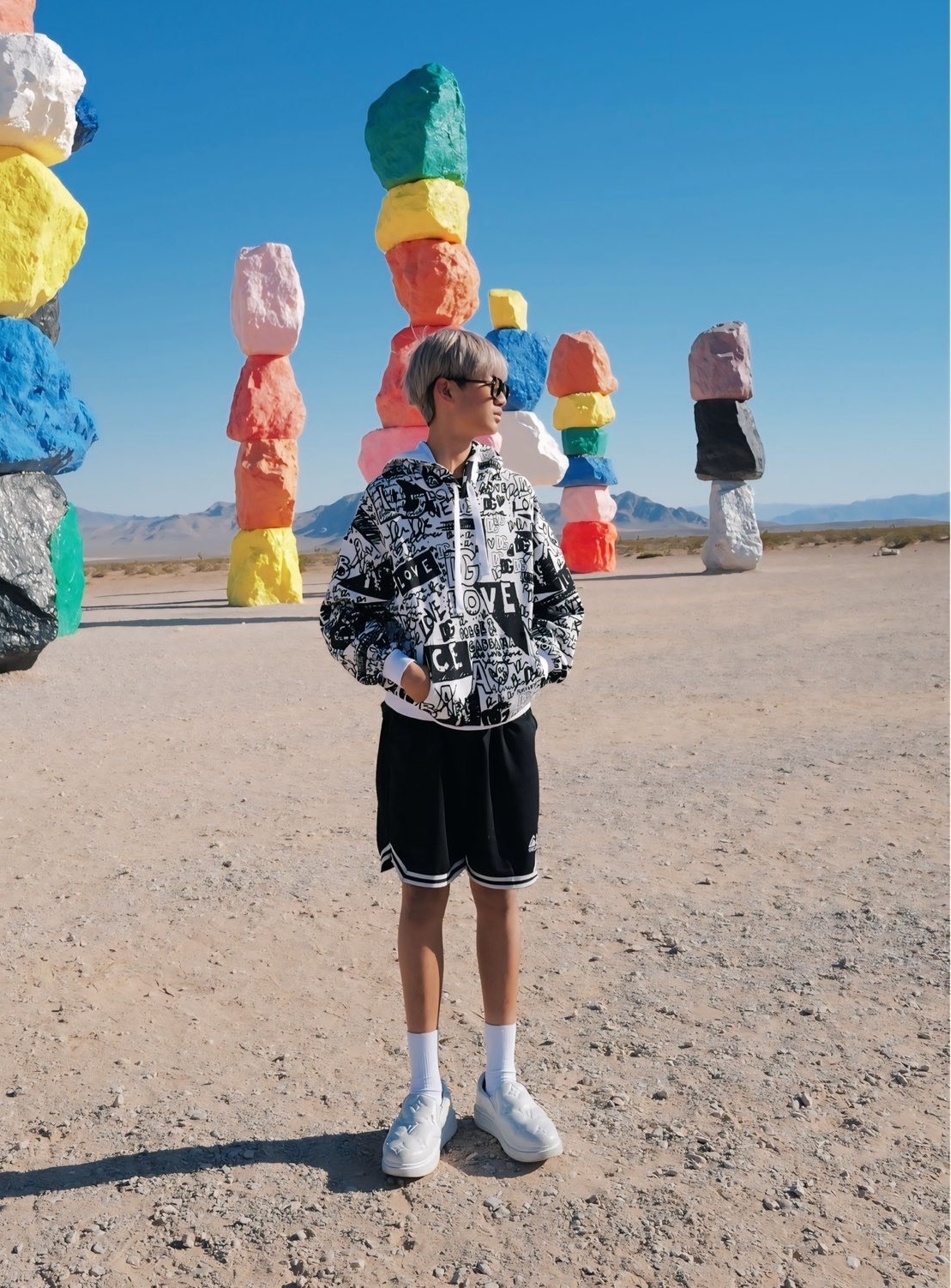 Trong chuyến đi chơi ở Mỹ mùa hè năm nay, cậu diện áo hoodie của Dolce amp; Gabbana và mốt kính thập niên 1970.