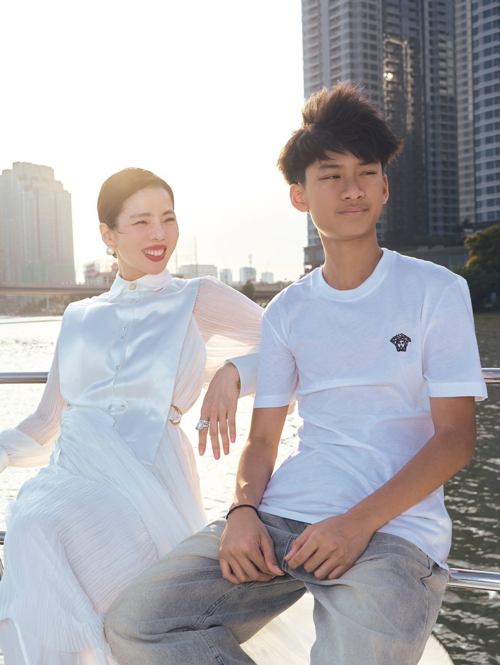 Trong chuyến đi chơi nhân dịp sinh nhật hồi tháng 4, Kỳ Anh chọn áo phông đơn giản của Versace, phối quần jeans xám.