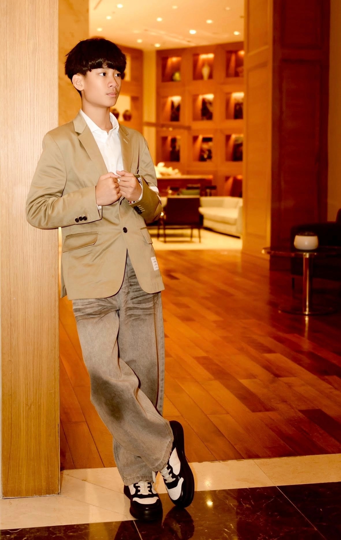 Ngoài bộ đồ năng động, Kỳ Anh còn có một số kiểu áo đi theo phong cách thanh lịch như blazer để sử dụng trong những dịp trang trọng.