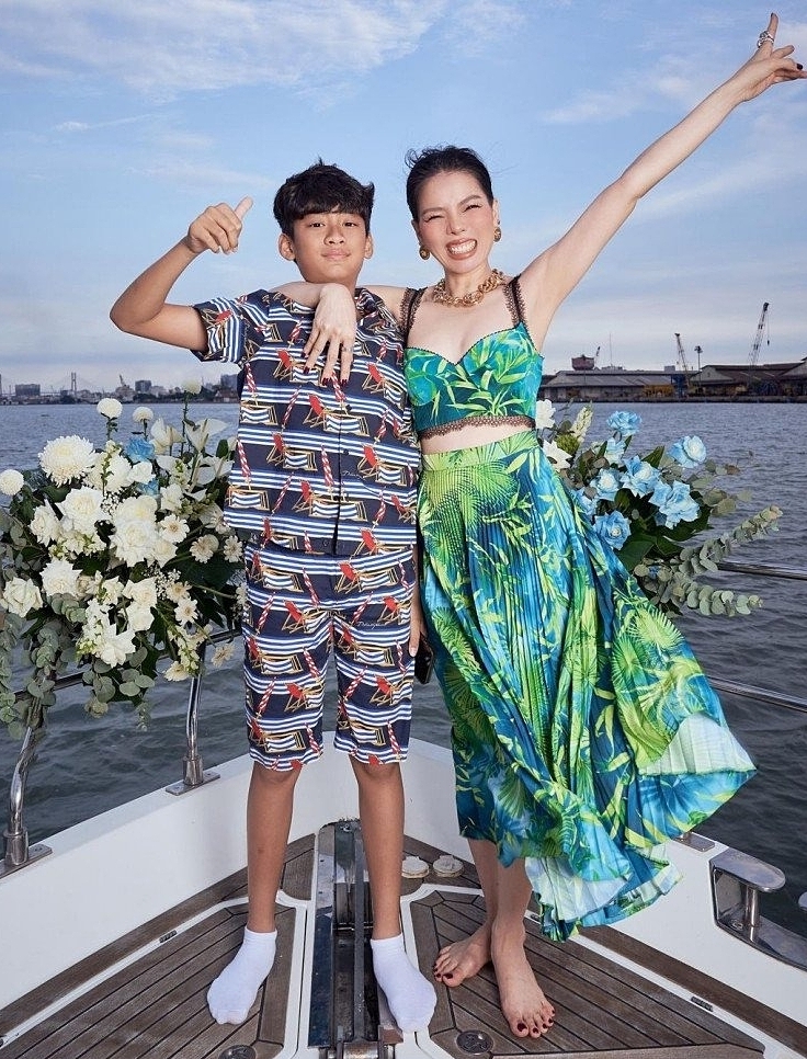 Sở thích thể thao ảnh hưởng đến gu mặc của Kỳ Anh. Cậu luôn chọn những bộ đồ rộng, đường cắt phóng khoáng và đơn giản để tiện vận động, như áo phông, sơ mi, quần bermuda, quần túi hộp. Lệ Quyên sắm cho con nhiều thiết kế đến từ các thương hiệu lớn trên thế giới như Fendi, Dolce amp; Gabbana, Louis Vuitton.