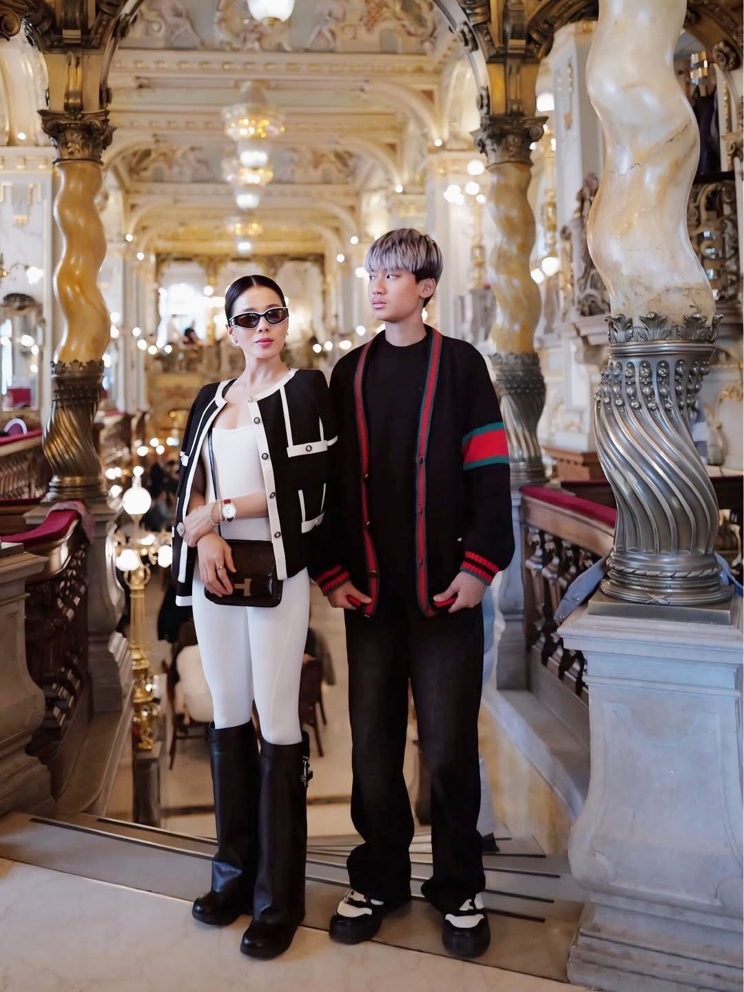 Trên trang cá nhân, Lệ Quyên đăng hình ảnh trong chuyến du lịch châu Âu cùng con trai giữa tháng 10. Họ đến thăm nhiều nơi như Italy, Đức, Thụy Sĩ, Hungary, Czech. Lệ Quyên diện bốt Givenchy 65 triệu đồng, phối bộ bodysuit trắng, túi Hermes. Kỳ Anh khoác cardigan của Gucci với quần jeans và giày thể thao.