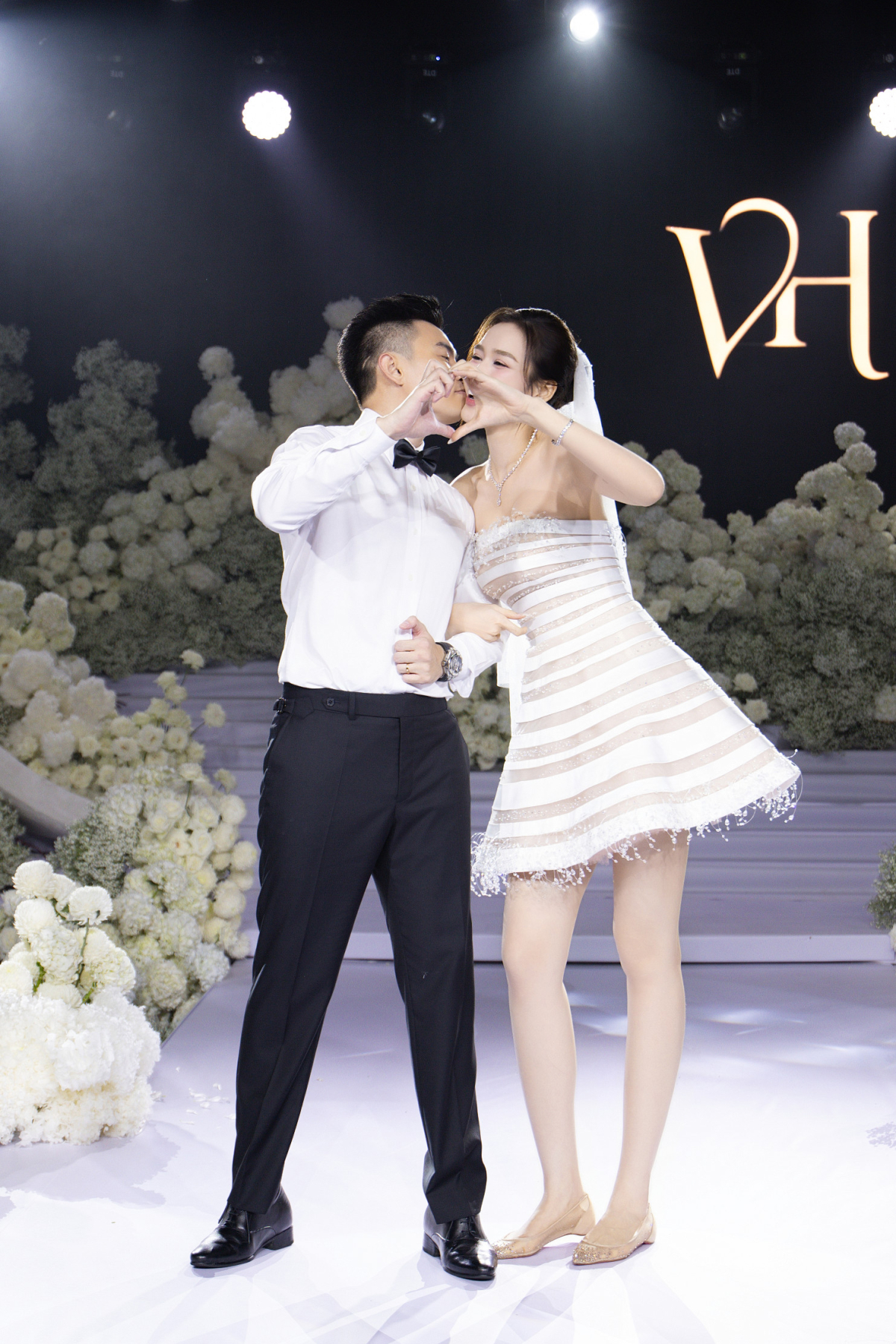 Đầm ngắn cùng giày bệt giúp Đỗ Thị Hà thoải mái nhảy cùng ông xã trên sân khấu và khoe được đôi chân dài 1,11 m.