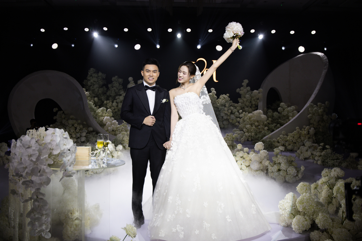 Thân váy đính hàng nghìn viên pha lê, kết thành từng chùm hoa nhỏ nhằm tạo nên khu vườn pha lê phản chiếu ánh sáng lễ đường.