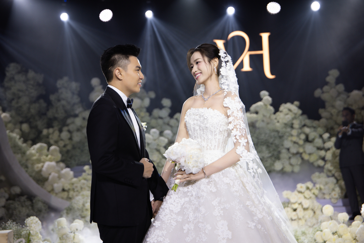 Phom váy cúp ngực với nẹp corset ôm trọn đường cong, viền ngực có độ cong được tính toán kỹ lưỡng để trông gợi cảm mà vẫn thanh lịch. Chiếc váy có độ xòe vừa phải, rủ nhẹ tạo sóng.