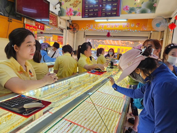 Giá vàng trong nước tăng mạnh vào cuối ngày