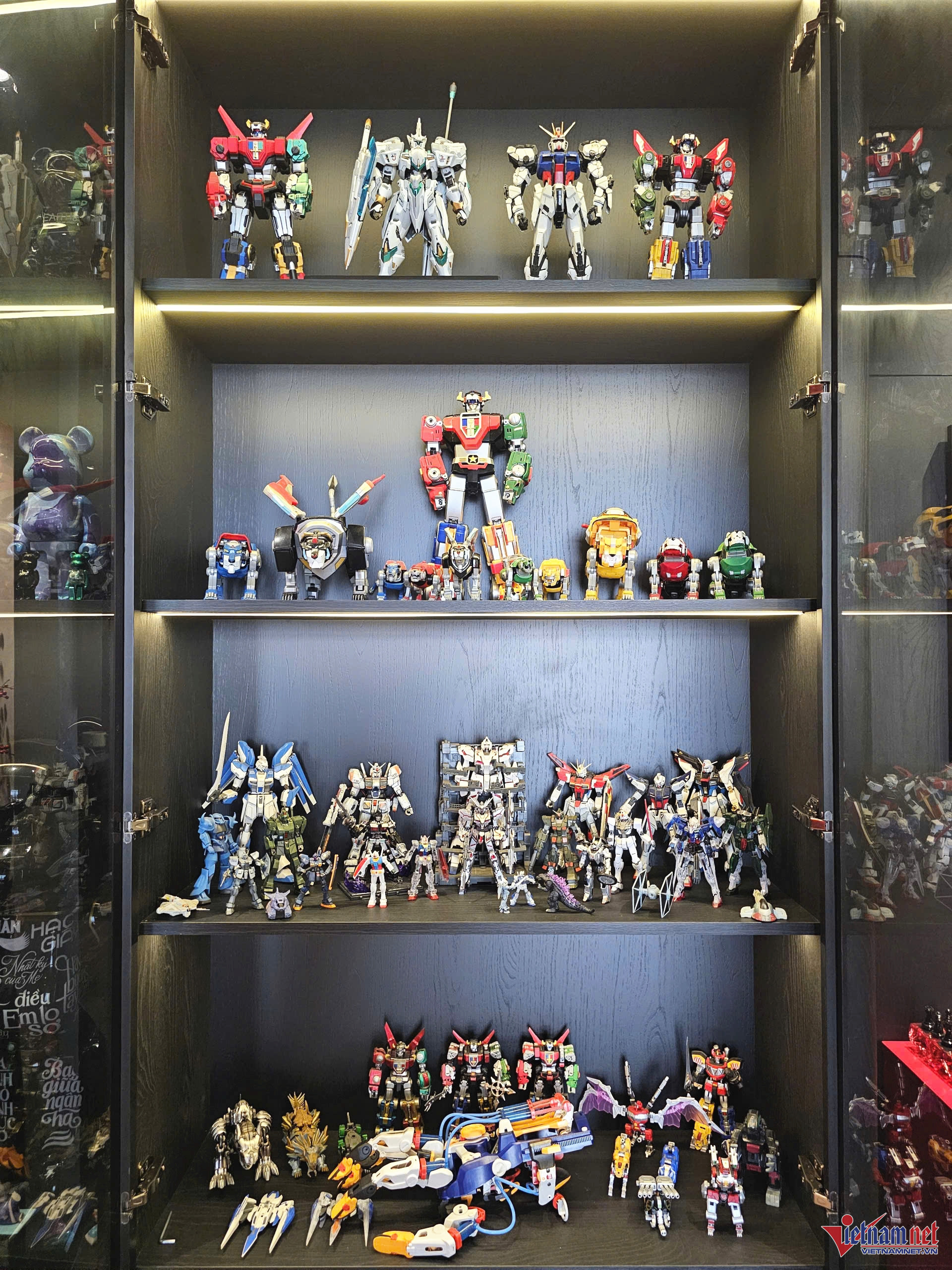 Đặt đầy 4 ngăn kệ là khoảng 40 mô hình Gundam, Voltron và các loại robot mecha khác. Nguyễn Văn Chung bắt đầu thích chơi robot từ năm 2012 đến nay. Dù trông nhỏ xinh, mỗi mô hình có giá dao động từ vài trăm nghìn đến dưới 10 triệu đồng.