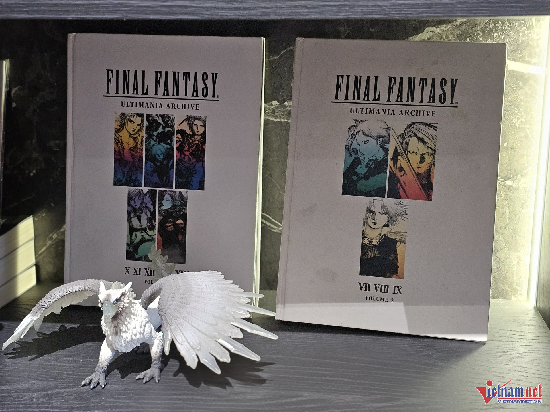 Vì mê Final Fantasy, nhạc sĩ 8X còn sưu tầm 2 cuốn artbook thuộc series Ultimania Archive, nội dung xoay quanh các hình minh họa, thiết kế nhân vật và thông tin chi tiết về các phần của trò chơi.