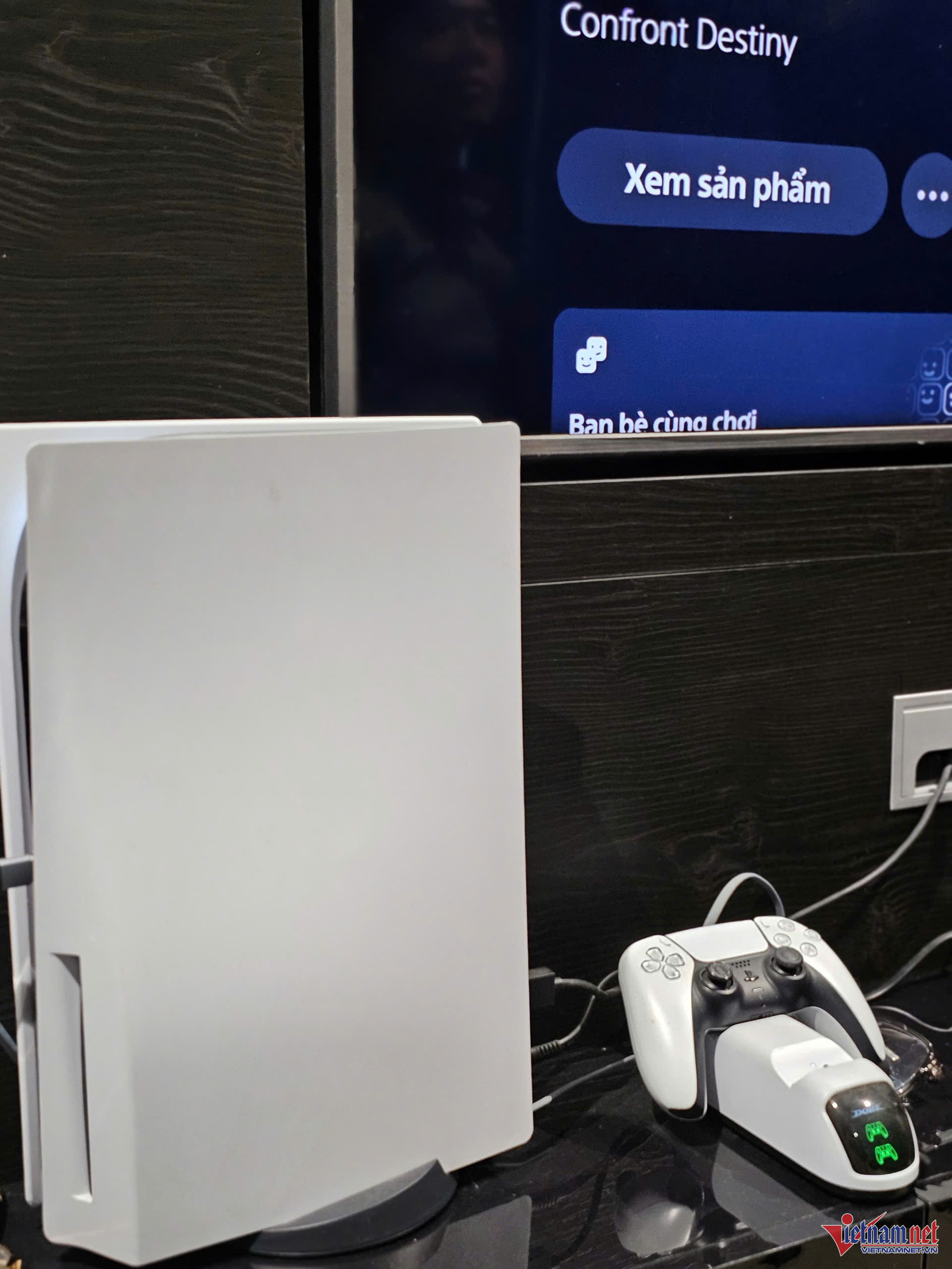 Chiếc PlayStation 5 có giá khoảng 13 - 16 triệu đồng vừa tậu đã bị vứt chỏng chơ trong phòng ngủ nhiều tháng liền suốt giai đoạn Nguyễn Văn Chung tập trung cho sự kiện A50 và A80.