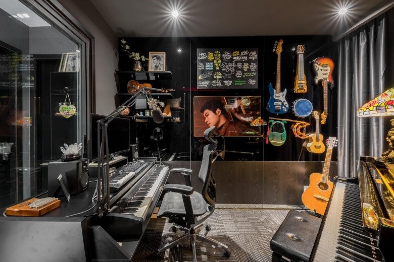 Căn phòng làm việc của Nguyễn Văn Chung được trưng bày nhiều nhạc cụ có màu sắc vui mắt, thể hiện rõ dấu ấn của nam nhạc sĩ.