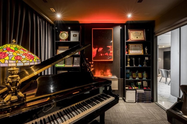 Góc phòng đầy tính nghệ thuật nơi giúp nghệ sĩ thăng hoa trong sáng tác nhạc.