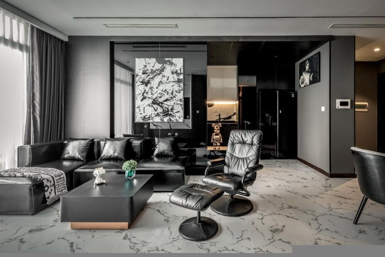 Các nhóm màu tối đan xen cùng những mảng màu trắng tạo nên không gian ấn tượng, bắt mắt. Nội thất cũng thể hiện rõ tính cách, sở thích của chủ nhân.