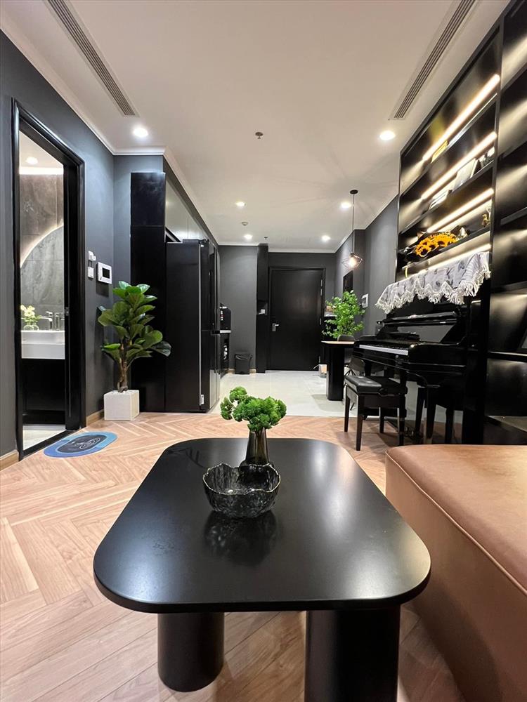 Căn hộ mang tông màu trầm ấm và được thiết kế đẹp mắt, rộng rãi. Phòng khách liền kề với khu ăn uống.