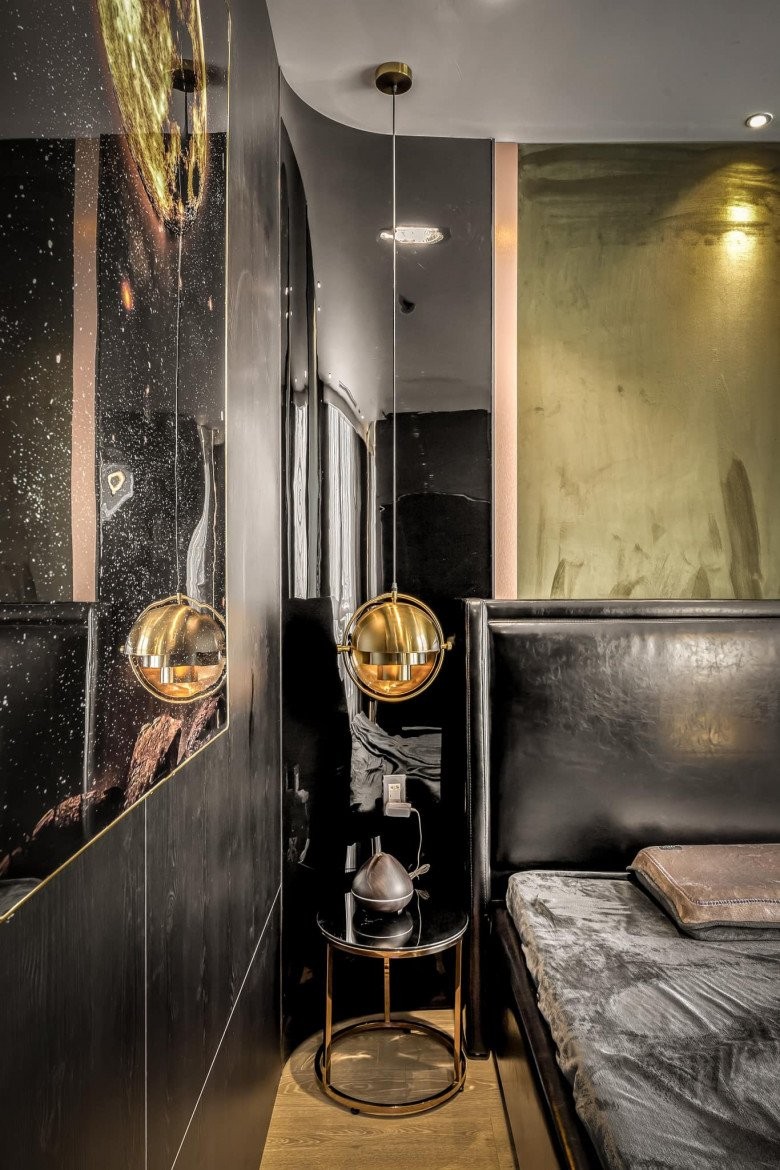 Phòng ngủ với chiếc đèn như quả cầu vàng giúp không gian trở nên mềm mại.