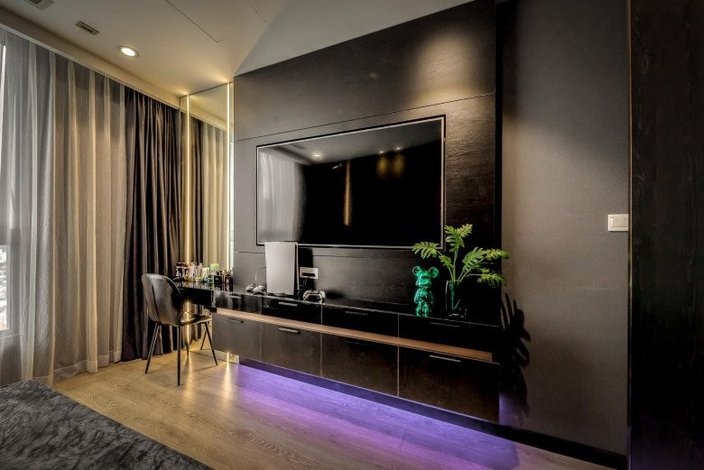 Một góc tạo ánh sáng màu tím dưới mảng tường bao TV làm không gian trở nên ấn tượng và tươi sáng hơn.